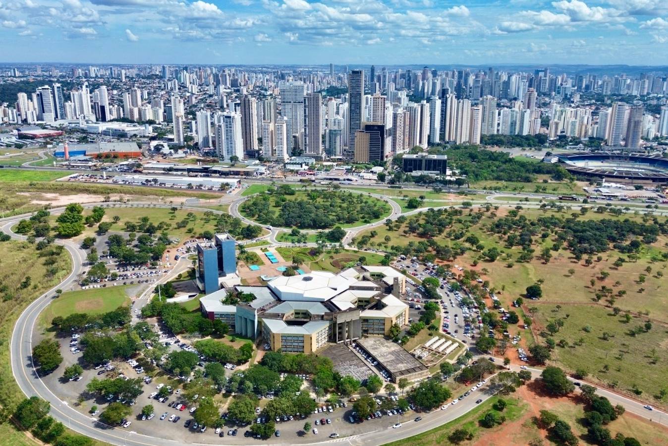 Vista aérea de Goiânia, com o Paço Municipal e o Parque Flamboyant