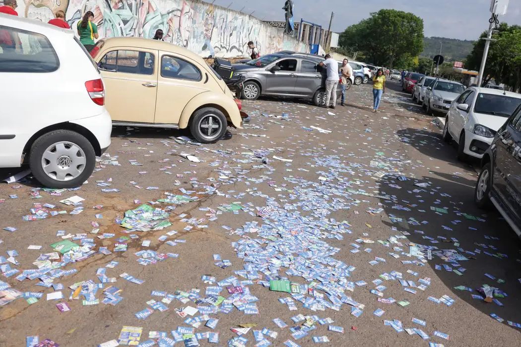 Material de propaganda eleitoral espalhado em rua no dia da votação