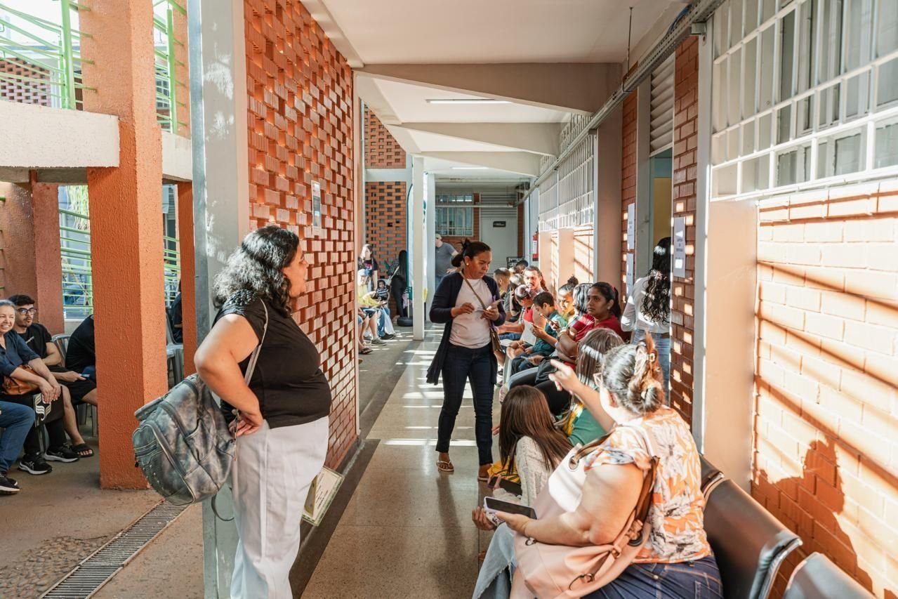 Candidatos aguardam atendimento em corredor de feirão de empregos em Goiânia