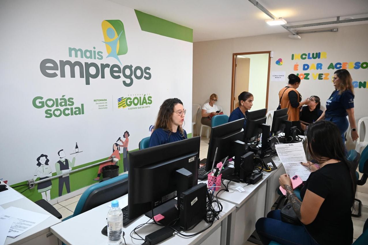 Atendimento a candidatos em feirão de empregos em Goiânia