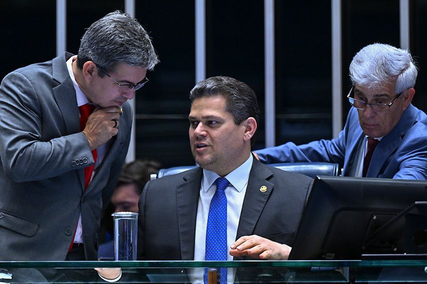 Senadores reúnidos na mesa do plenário do Senado Federal durante sessão