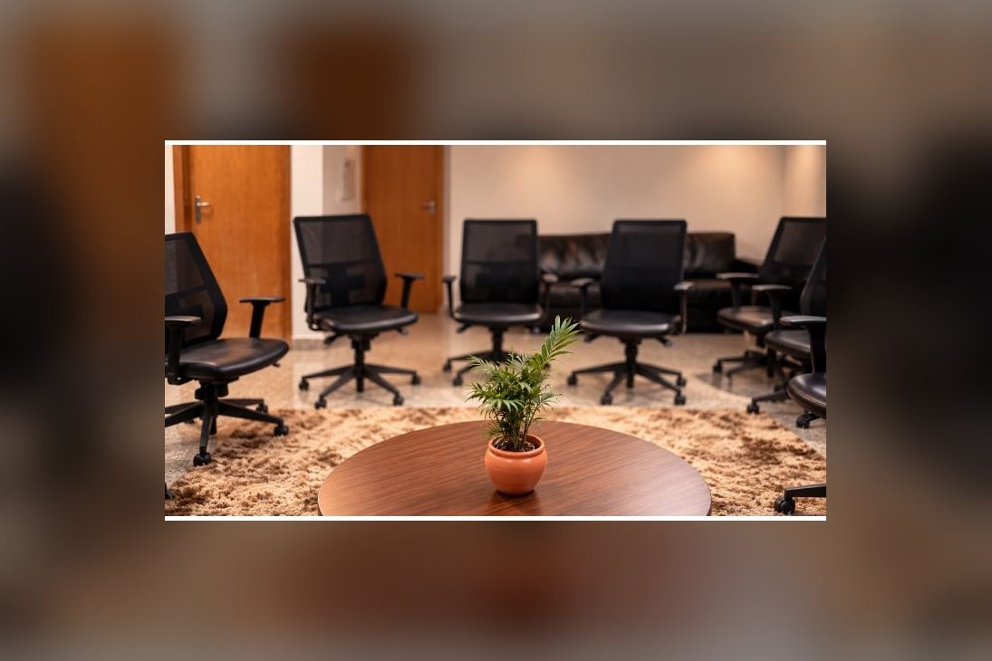 Sala do Fórum Cível de Goiânia preparada para os encontros dos grupos reflexivos