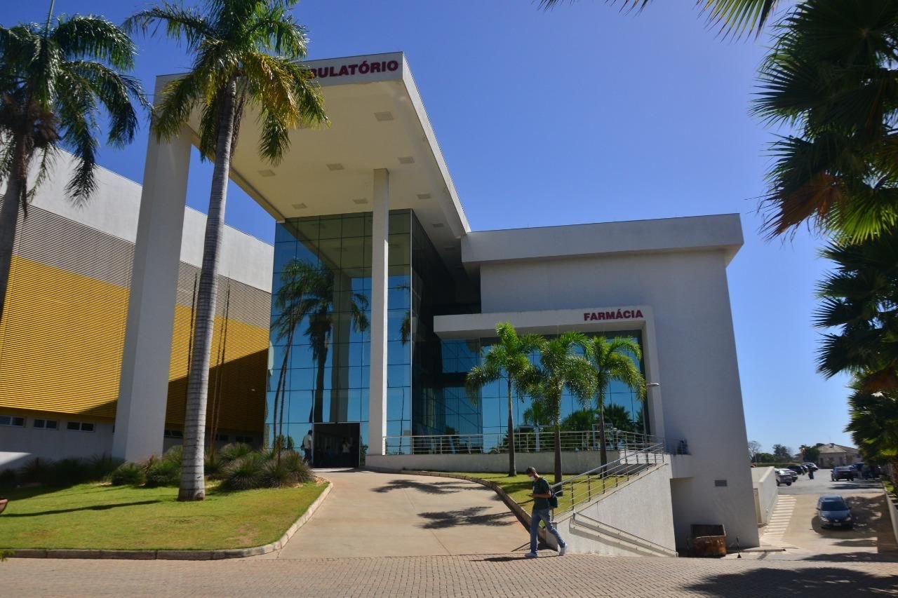 Fachada do Hospital Municipal de Aparecida de Goiânia sob céu azul
