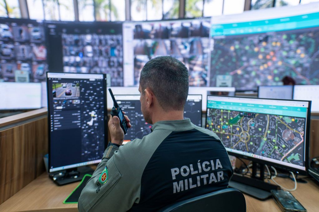 Sala de monitoramento da Secretaria de Segurança Pública de Goiás, onde opera o programa IA Contra o Crime