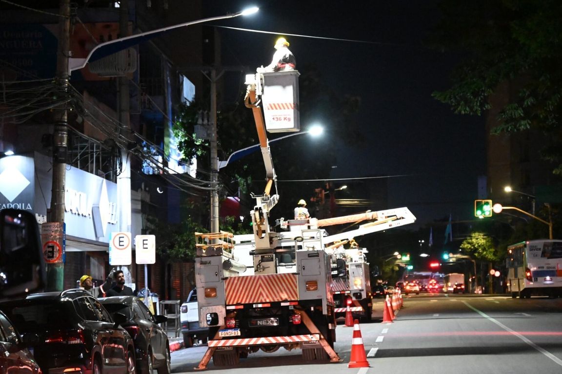 Equipe faz manutenção de poste de iluminação pública em Goiânia