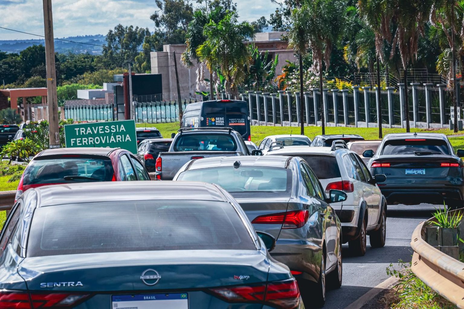 Carros em fila no trânsito de Goiânia, ilustrando o vencimento do IPVA 2026 em Goiás