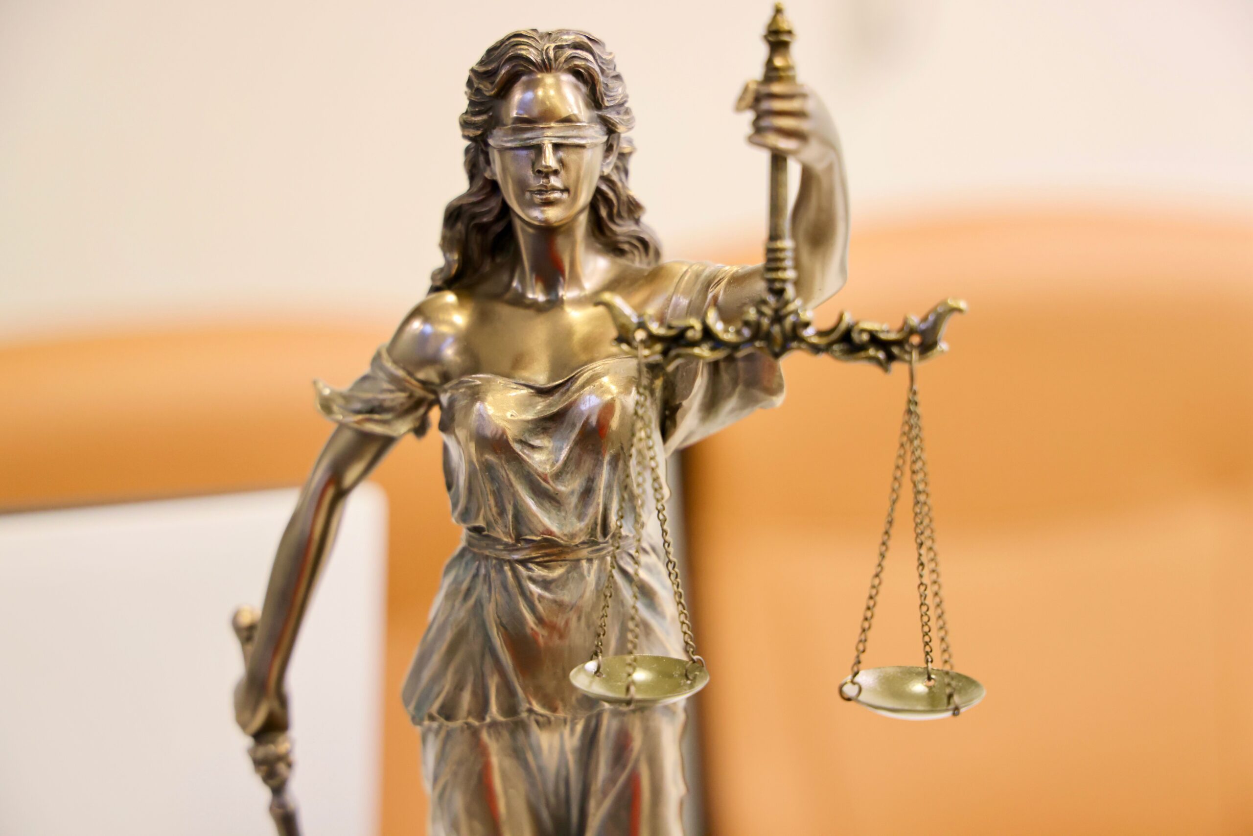Estatueta da deusa da Justiça, de olhos vendados, com a balança e a espada