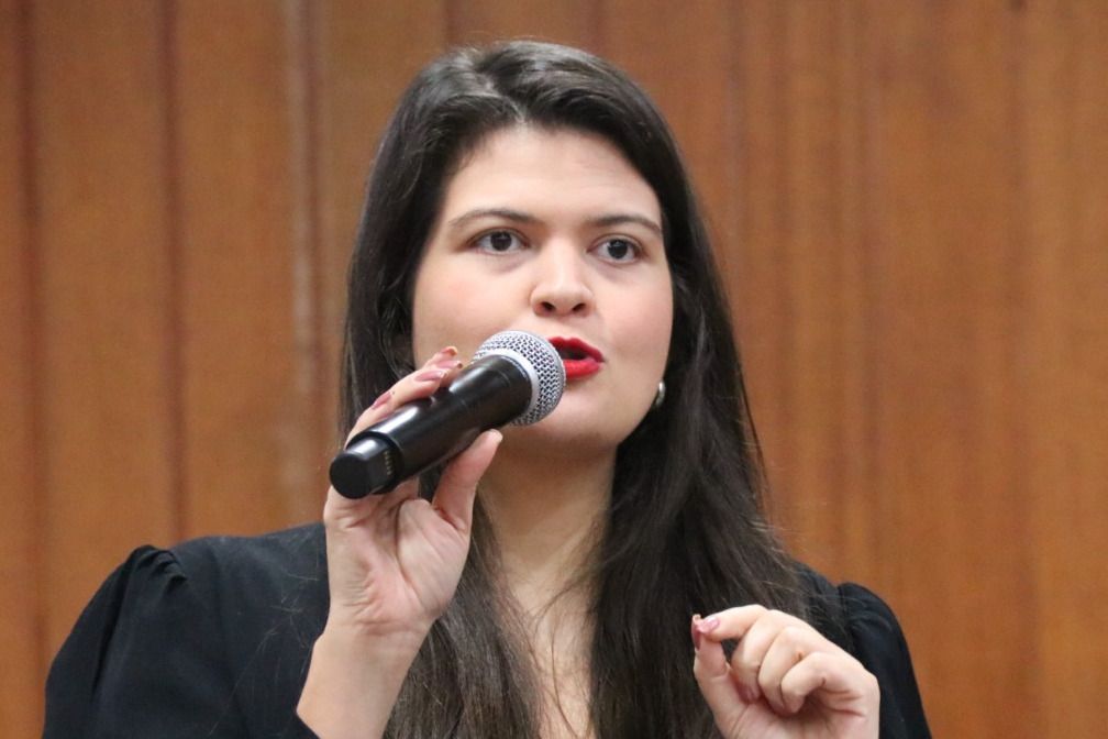 Vereadora Aava Santiago fala ao microfone no plenário da Câmara Municipal de Goiânia