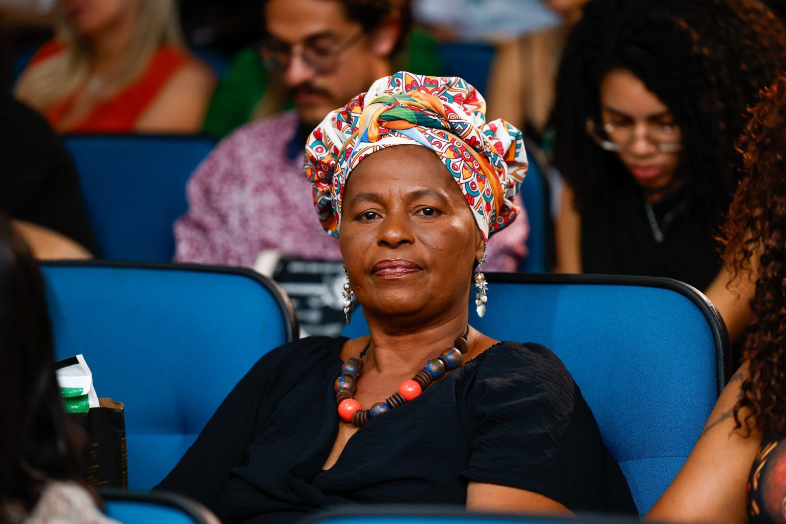 Pessoas reunidas em evento p&uacute;blico sobre promo&ccedil;&atilde;o da igualdade racial
