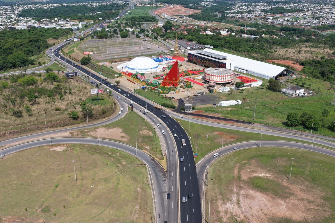 Vista aérea da rodovia GO-020 e do trevo de acesso, com veículos nas pistas