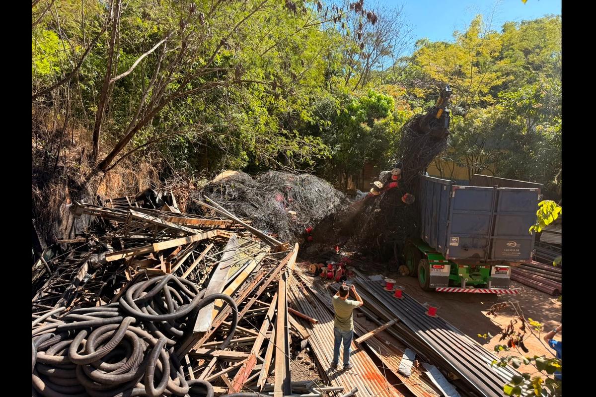 Pilha de fios e cabos retirados dos postes de Goiânia sendo carregada em caminhão