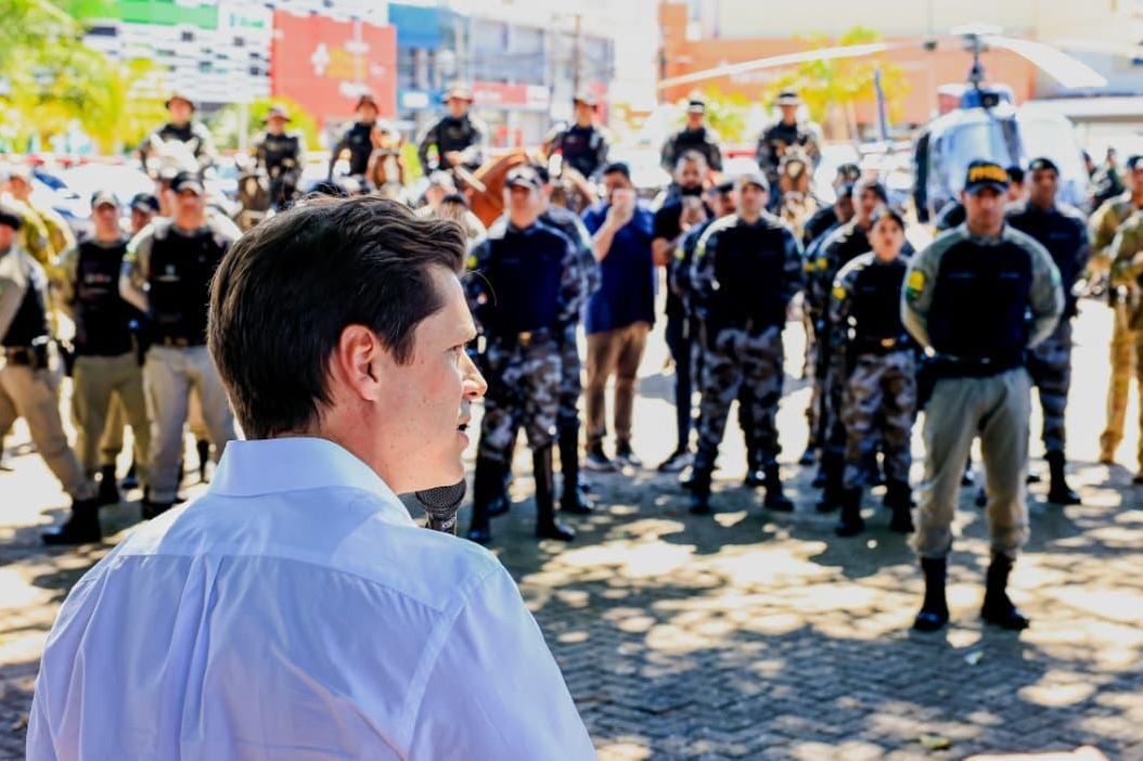 Policiais fardados em formação durante lançamento de operação de segurança em Anápolis