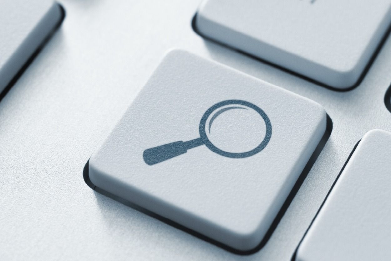 Teclado de computador em plano aproximado, ilustrando o acesso indevido ao DEJT