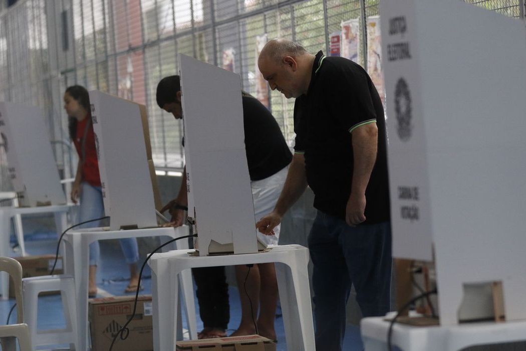 Eleitores em fila dentro de seção eleitoral, tema da Lei Seca em Goiás