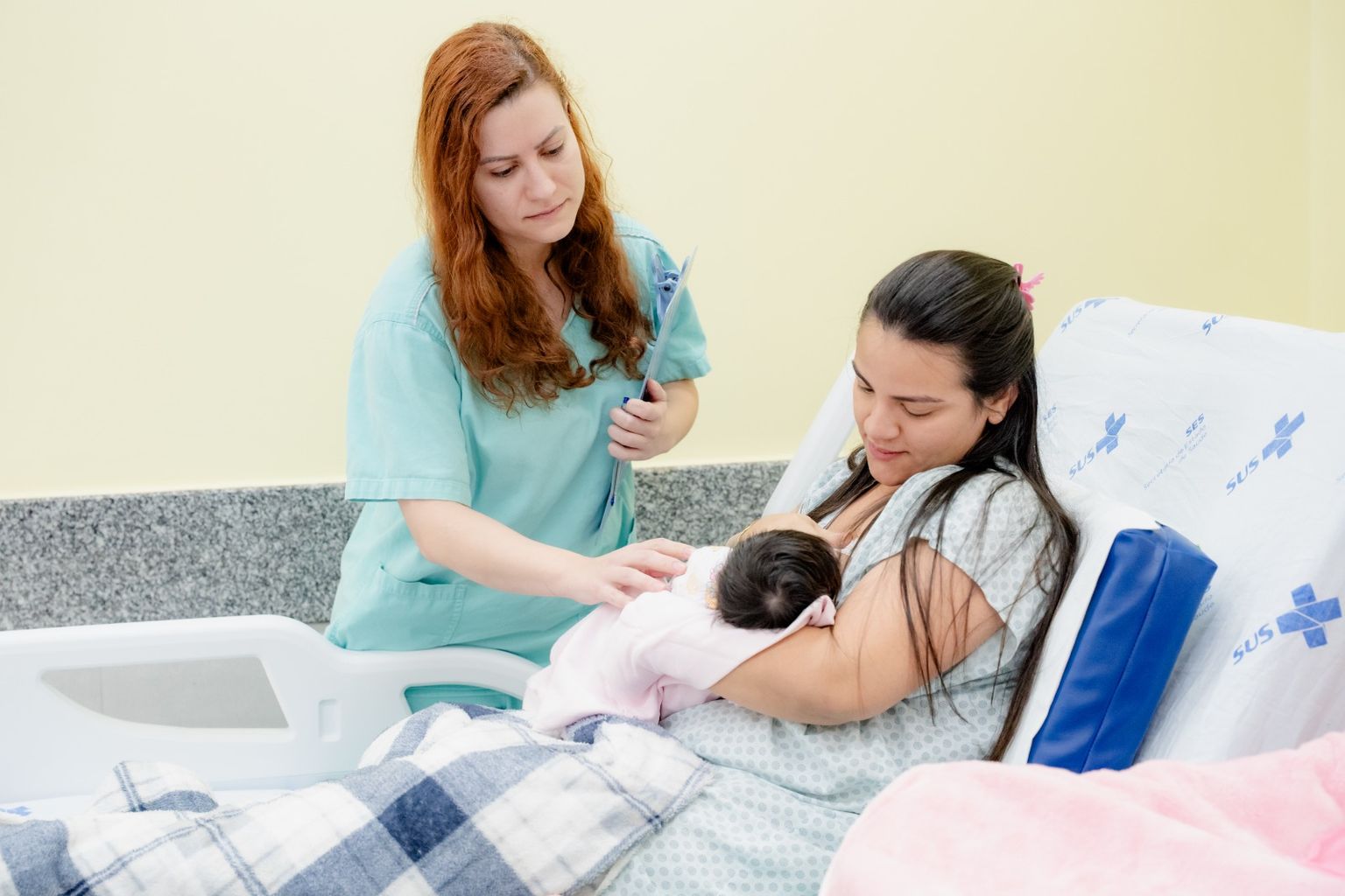 Recém-nascido sob cuidados em unidade de saúde, tema da mortalidade infantil em Goiás