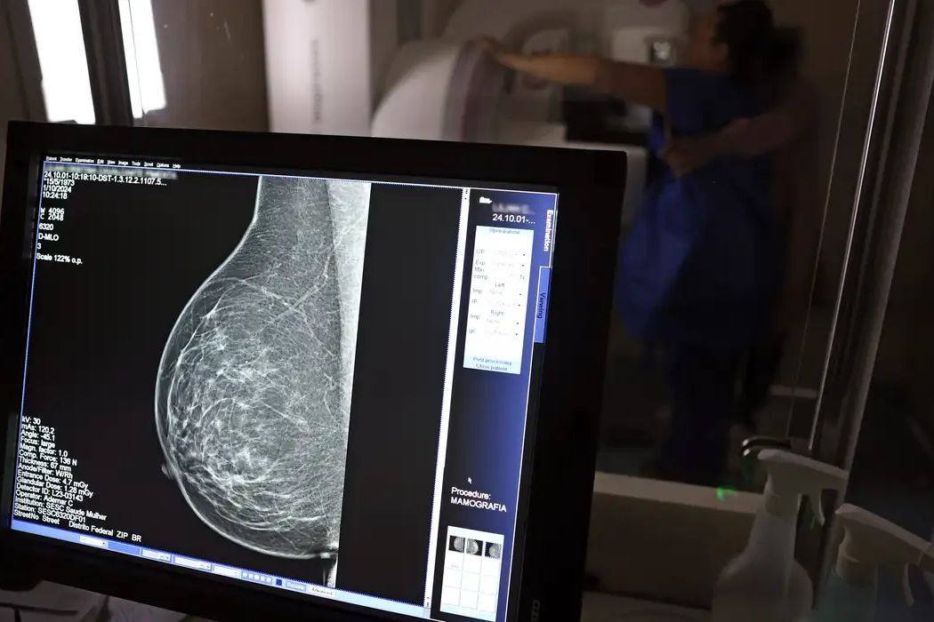 Mulher realiza exame de mamografia em campanha do Outubro Rosa