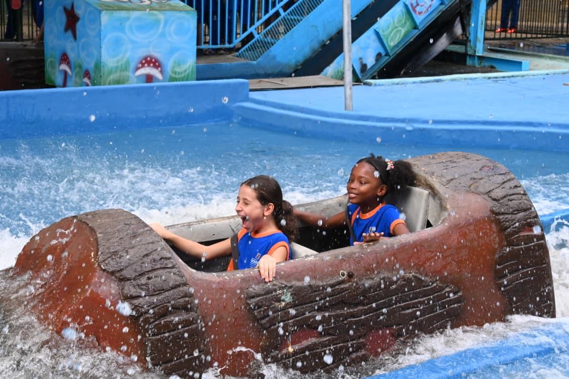 Duas crianças em brinquedo aquático do Parque Mutirama, em Goiânia