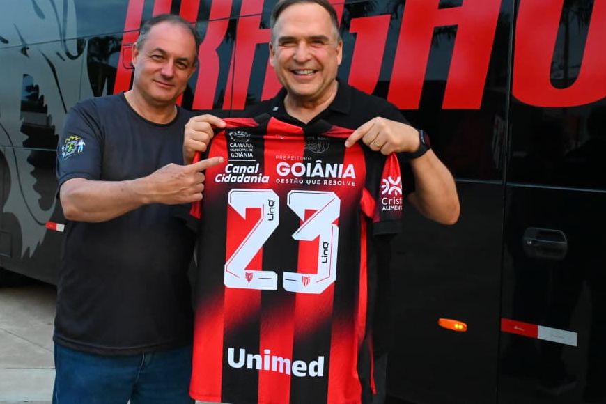 Camisa de futebol com a marca da Prefeitura de Goiânia e da Câmara Municipal estampada no peito