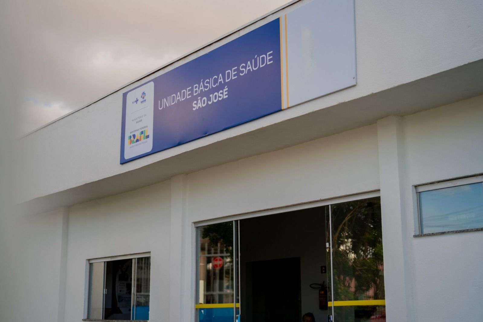 Fachada de unidade b&aacute;sica de sa&uacute;de com placa de identifica&ccedil;&atilde;o