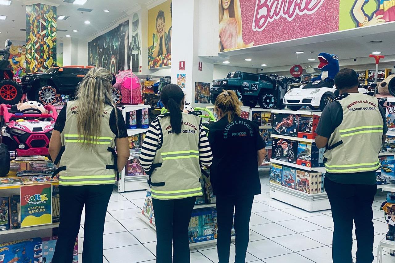 Fiscais do Procon Goiânia pesquisam preços de brinquedos em loja da capital
