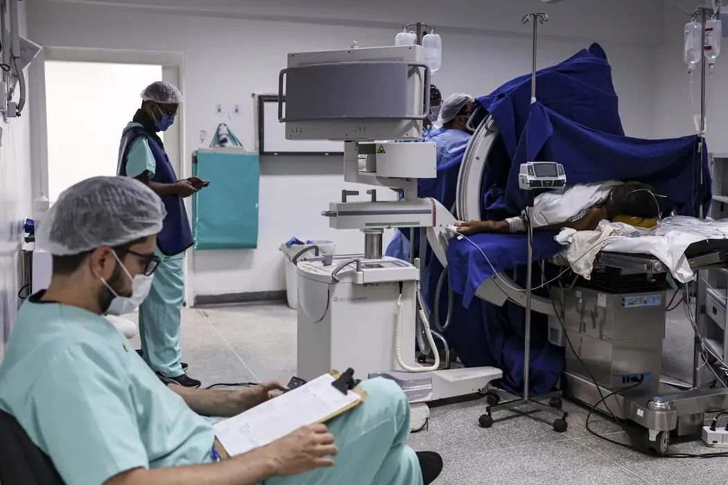Equipe de saúde durante procedimento em sala de hospital público