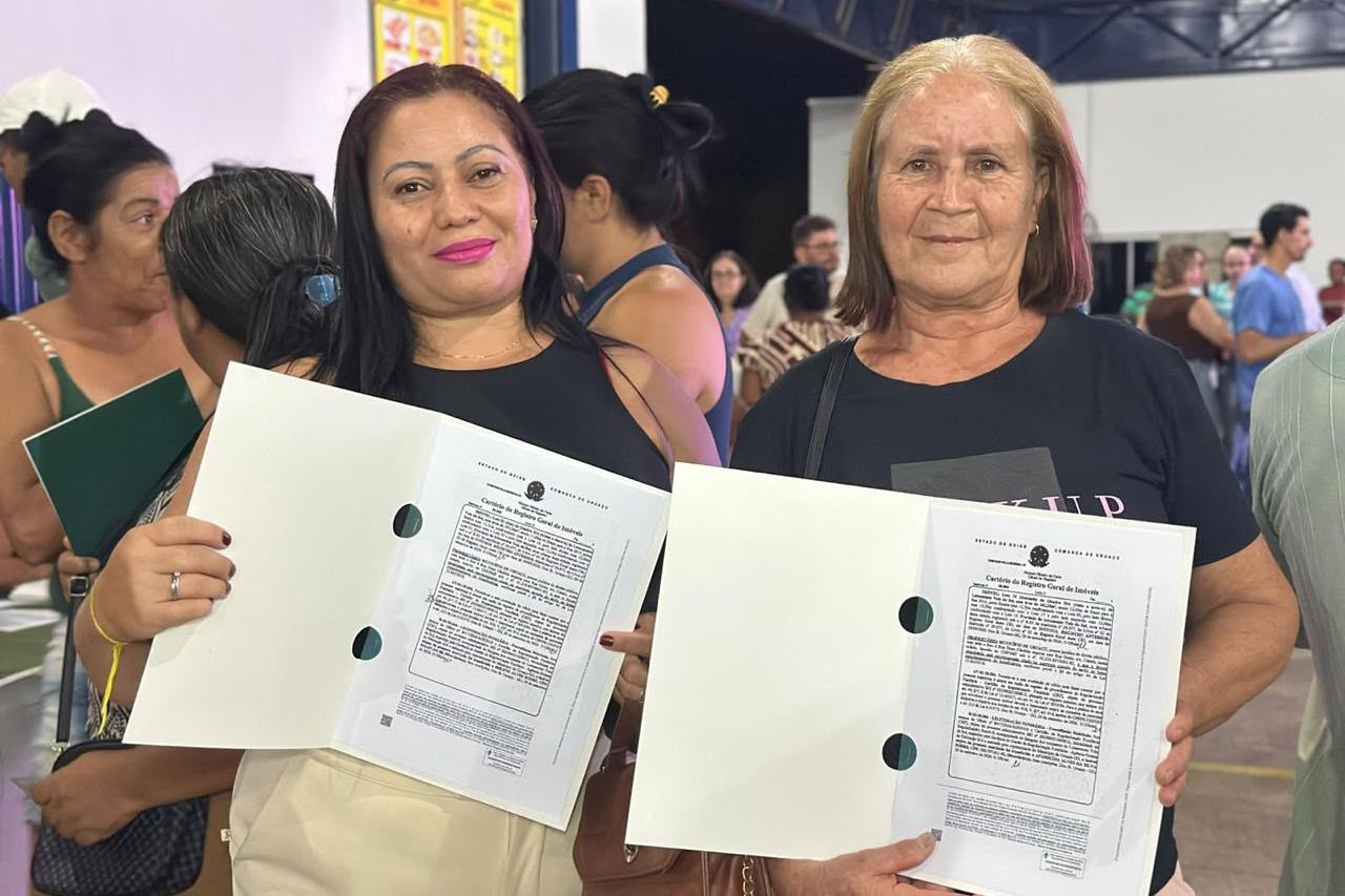 Moradoras exibem escrituras de imóveis recebidas em ato público