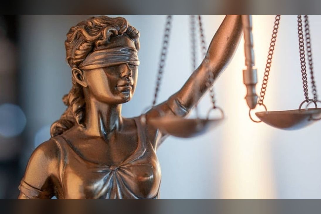 Estátua da Justiça com a balança, em imagem institucional