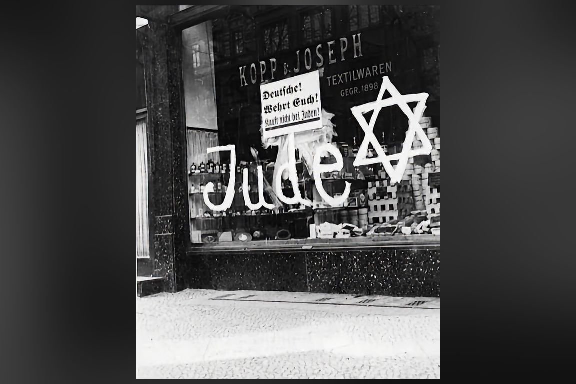 Captura de tela de publicação da Store Supermercados no Instagram, com foto em preto e branco de vitrine marcada com a palavra Jude e uma estrela de Davi