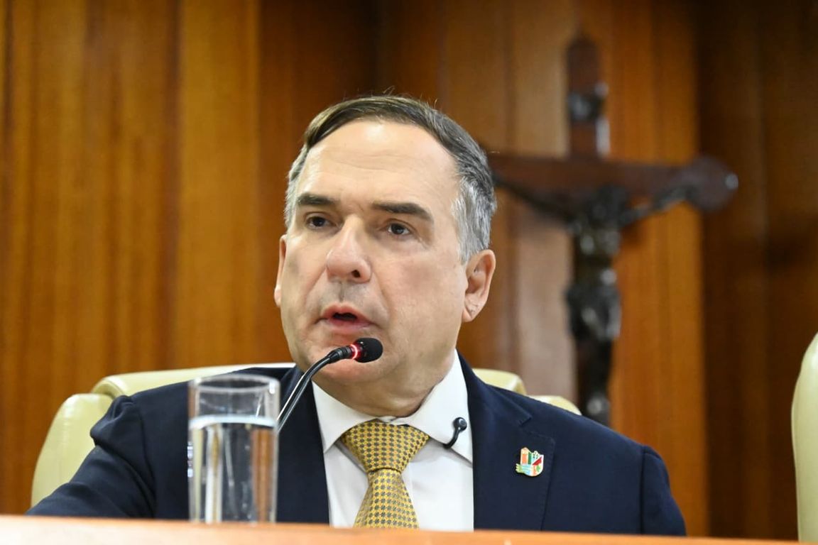 Prefeito Sandro Mabel fala ao microfone durante a prestação de contas na Câmara Municipal de Goiânia