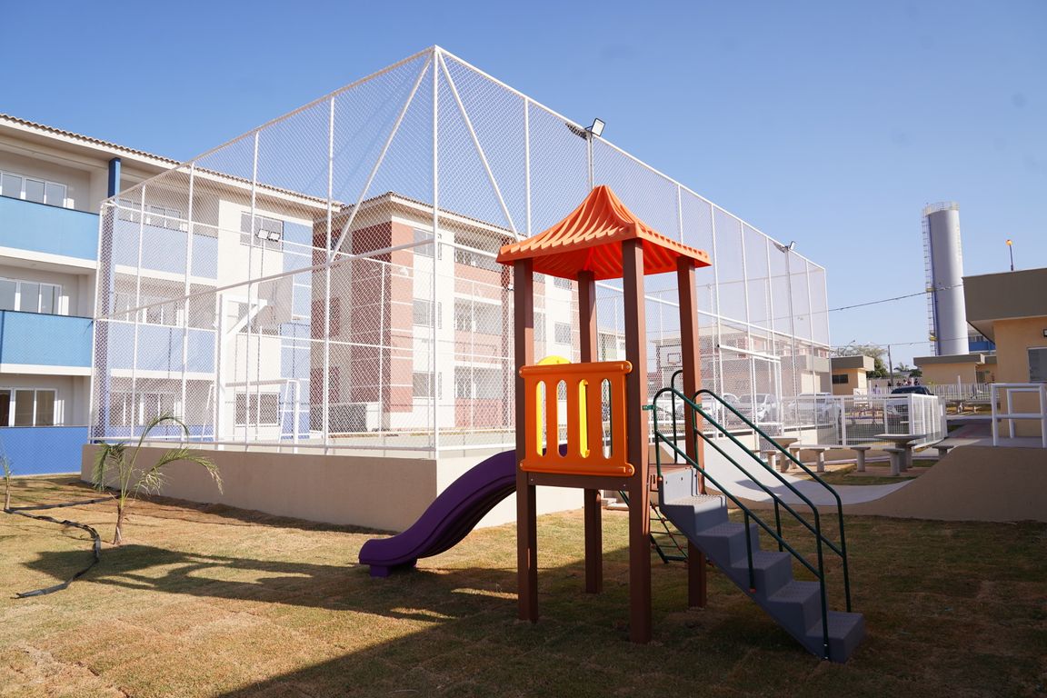 Blocos de apartamentos e parquinho em condomínio residencial em Goiás