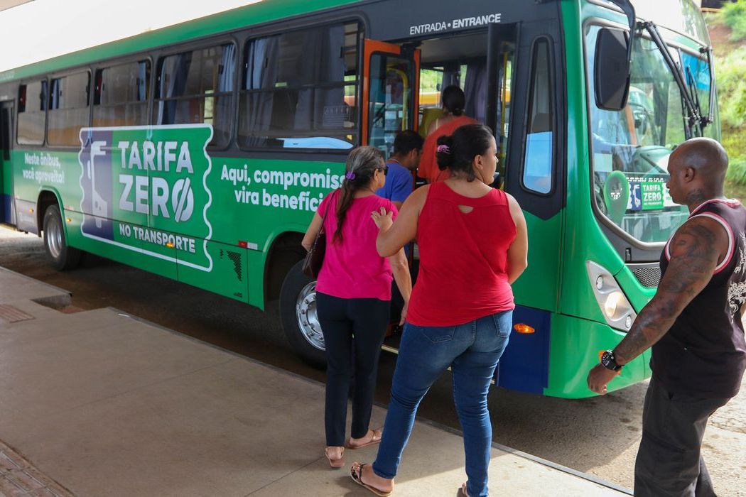 Passageiros embarcam em ônibus de transporte coletivo com tarifa zero em Goiás