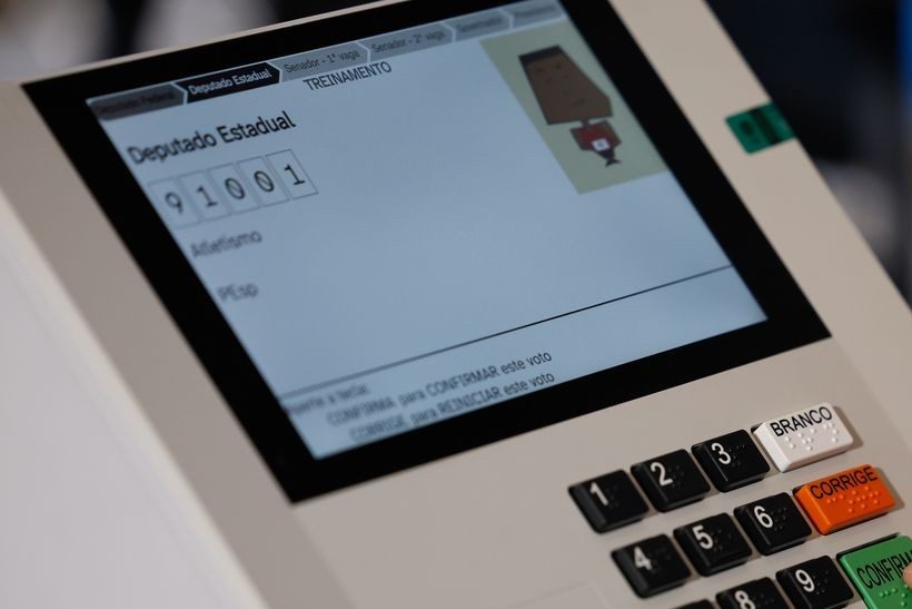 Urna eletronica com a tela de votacao para deputado estadual, sem pessoas na imagem