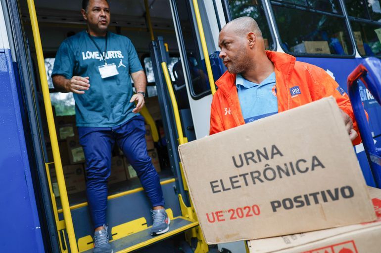 Urnas eletrônicas empilhadas em polo eleitoral antes da distribuição aos locais de votação