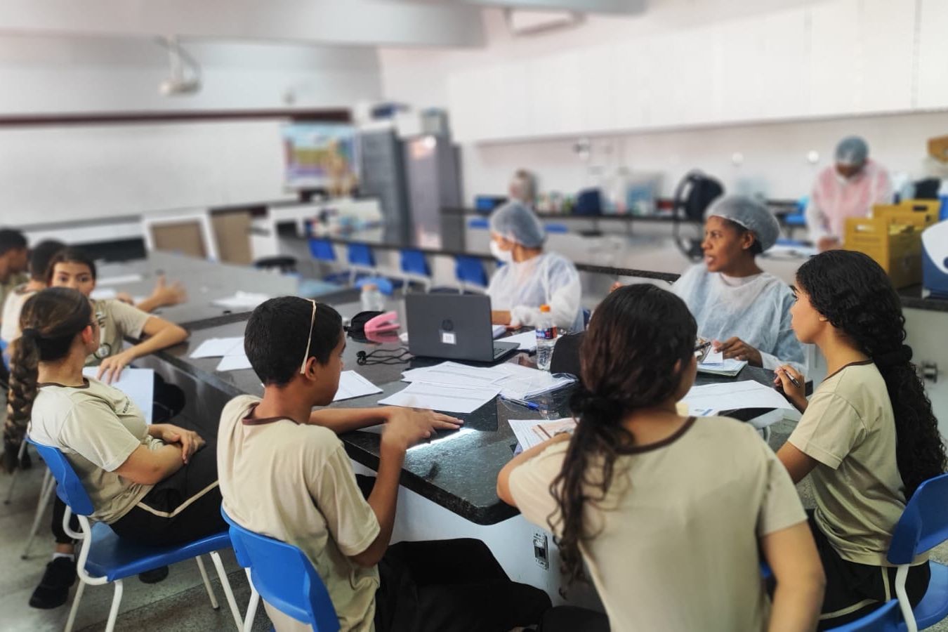 Estudante recebe dose de vacina em ação da Secretaria Municipal de Saúde em colégio militar de Aparecida de Goiânia