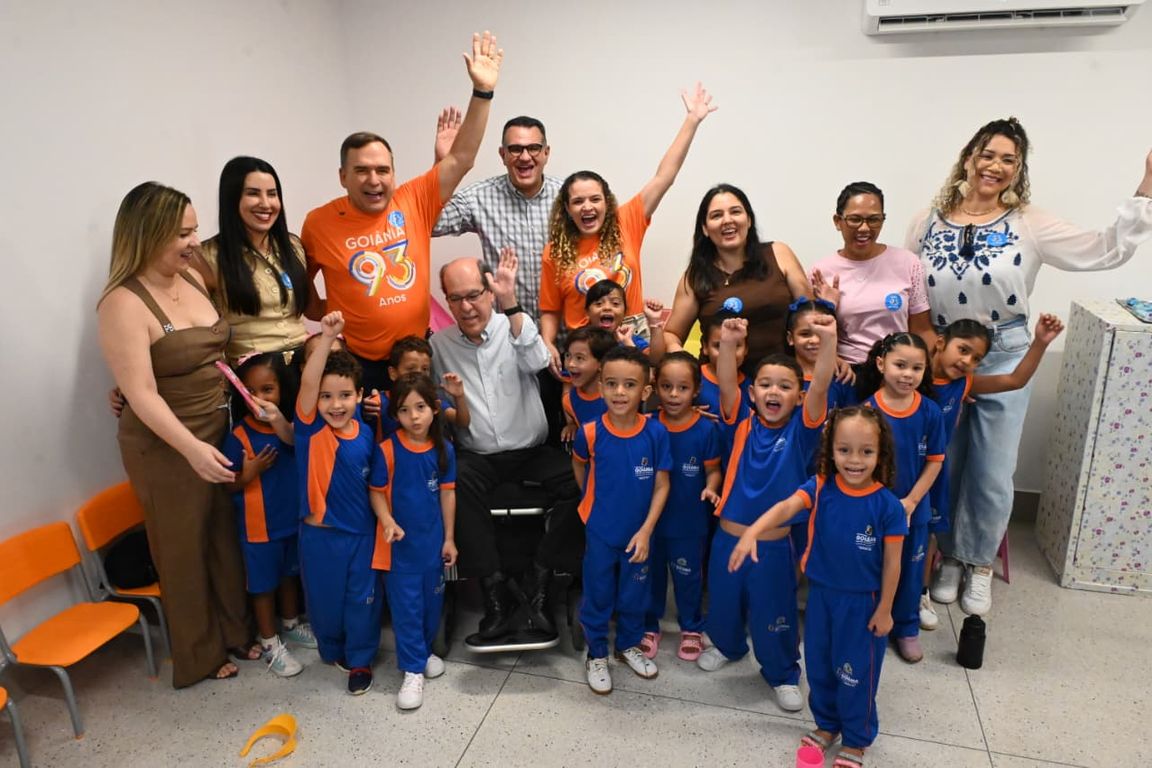 Crianças e educadores na inauguração de centro municipal de educação infantil em Goiânia