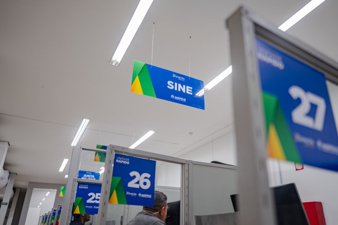 Balcões de atendimento do Sine, com placas numeradas, no Rápido do Anashopping, em Anápolis