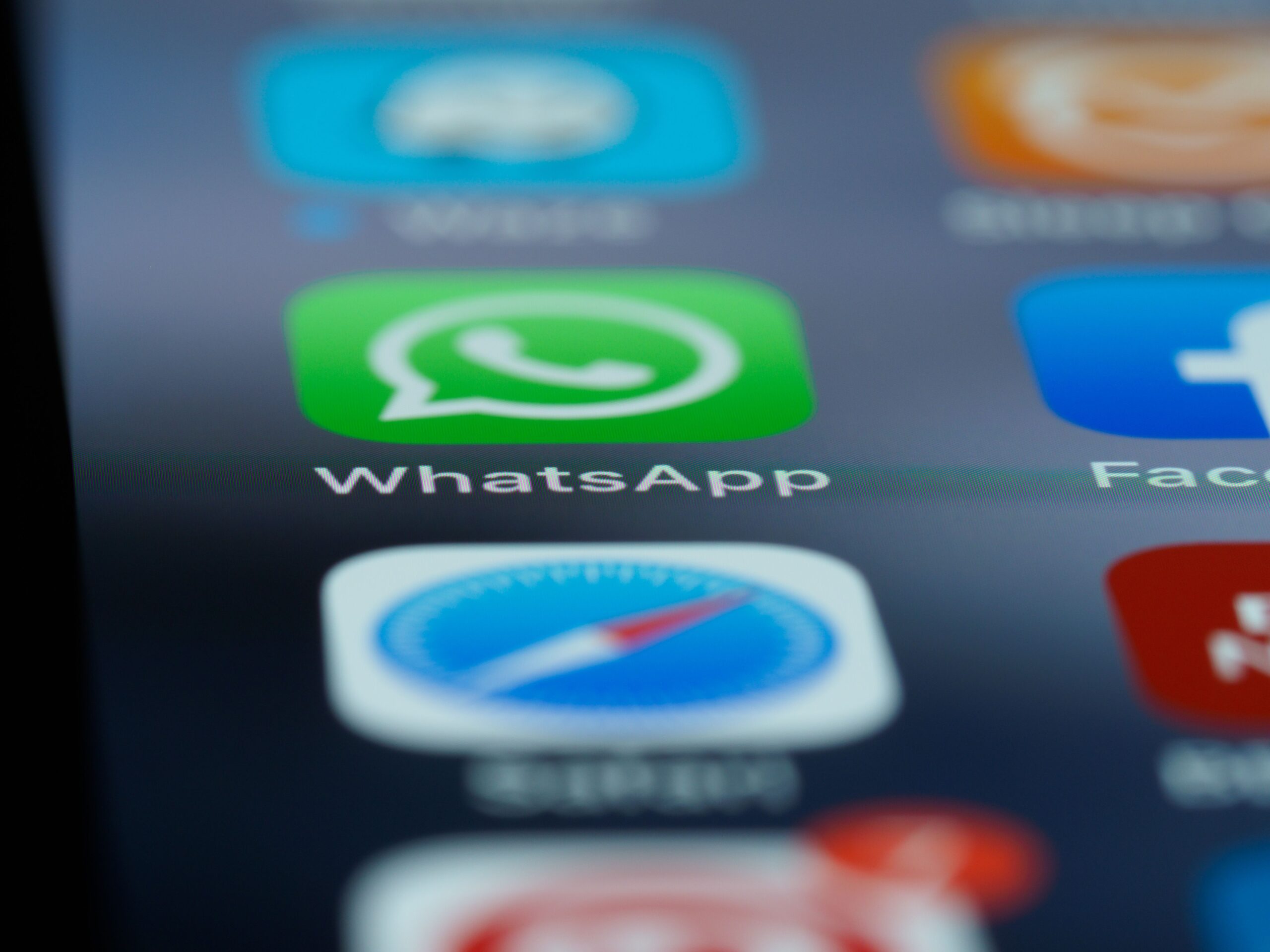 Ícone do aplicativo WhatsApp na tela de um celular